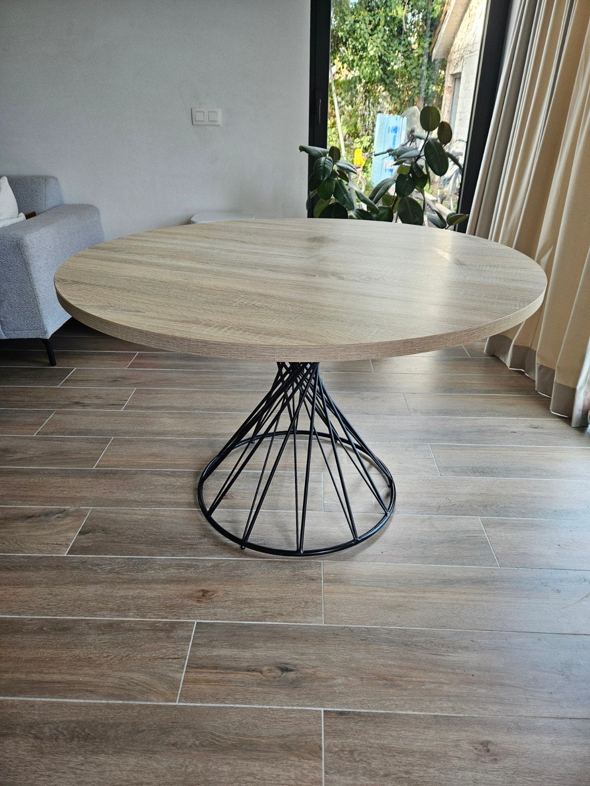 Ronde tafel met mooie zwarte poot, Enlèvement