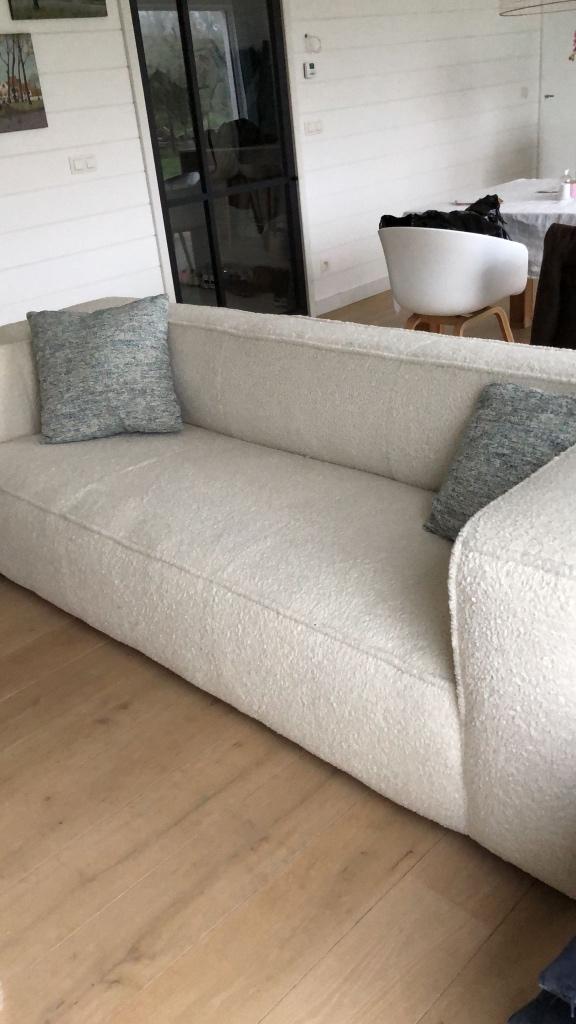 Prachtige beige bouclé zetel, Ophalen, Driepersoons, 75 tot 100 cm, Zo goed als nieuw