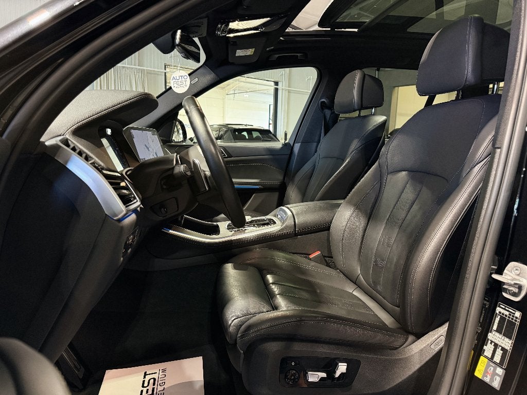 BMW x5 xDrive45e M-Sport Pro Full Black - Garantie, Auto's, Automaat, Dealer onderhouden, Lichtsensor, Zwart