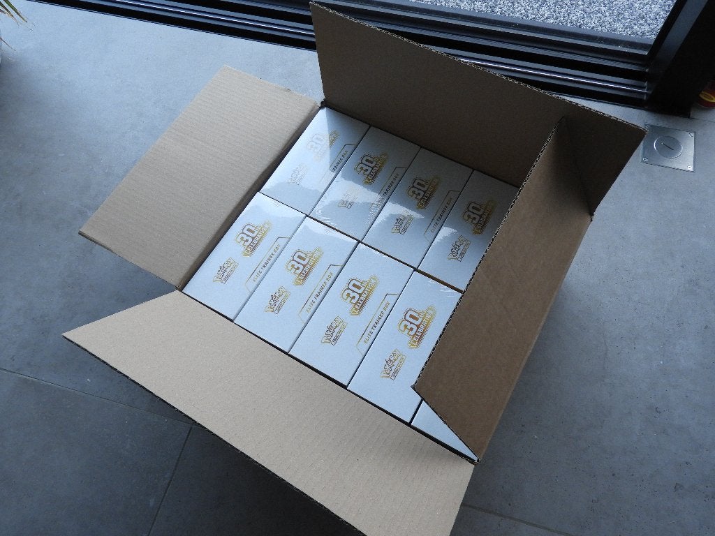 30th Pokemon celebration Elite Trainer Box (ETB) open case, Hobby & Loisirs créatifs, Enlèvement ou Envoi, Neuf, Booster box, Foil