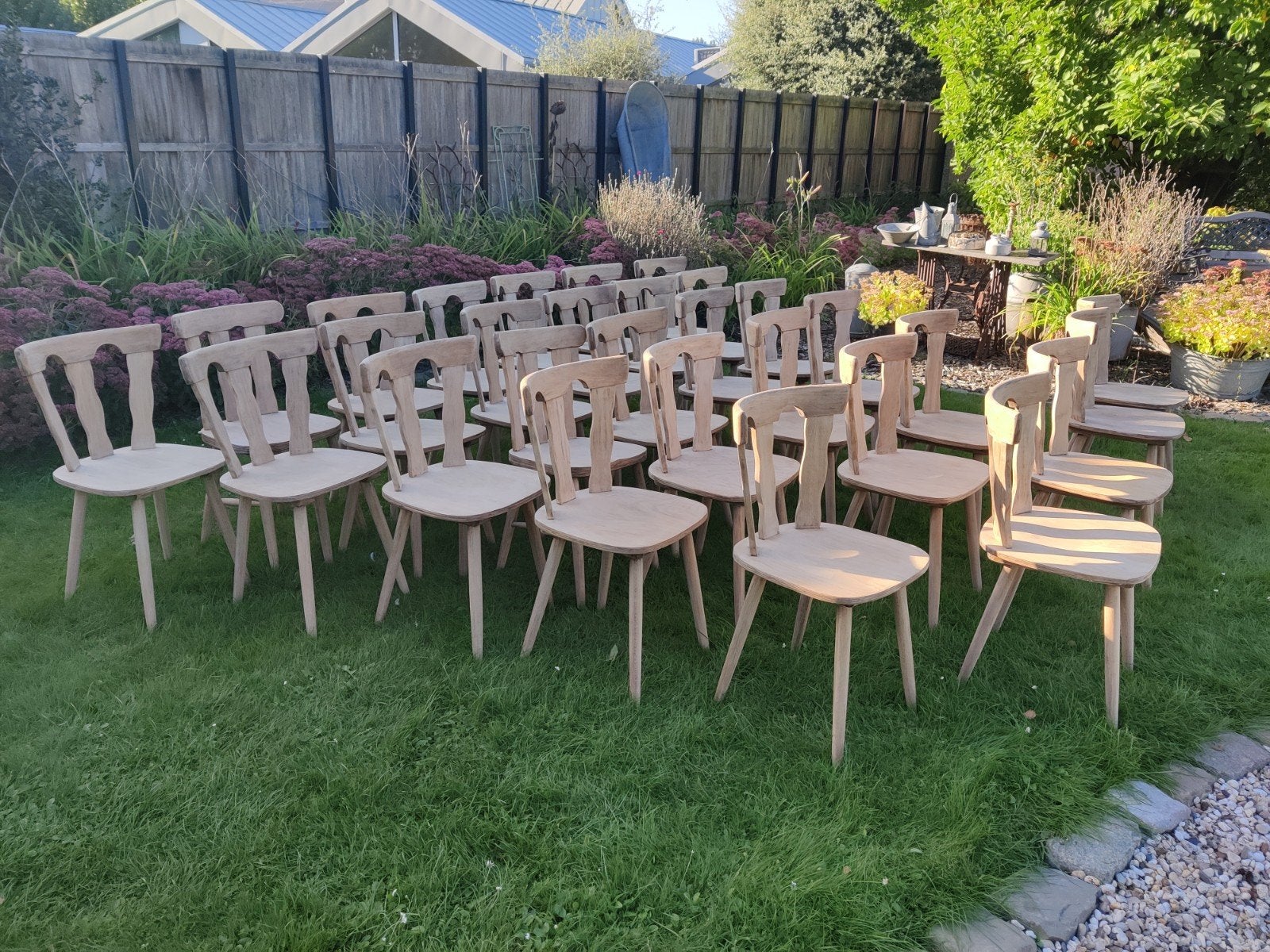 groot lot van 29 blankhouten beuken vintage café stoelen, Ophalen