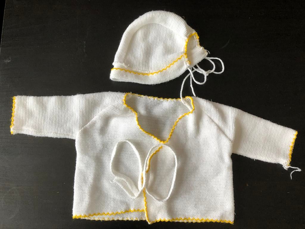 Poppenkleren in gebreide stof: muts en jasje, Ophalen of Verzenden, Zo goed als nieuw, Kleding
