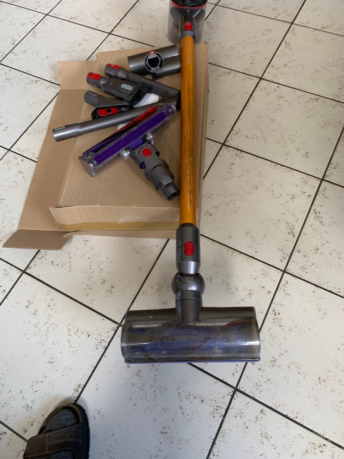 Aspirateur balai V 8 Dyson, Enlèvement, Comme neuf, Aspirateur balai, Dyson
