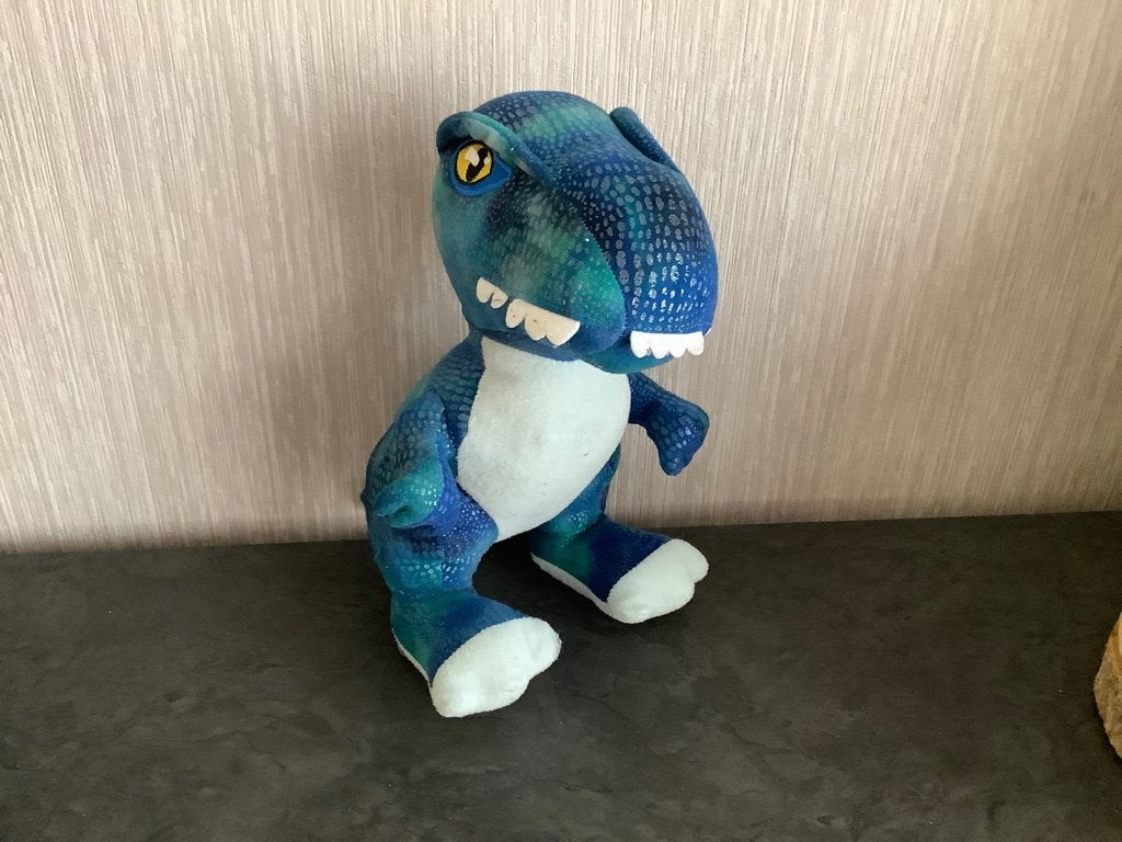 Personnage dinosaure en peluche Jurassic World Blue (26 cm), Bleu, Enlèvement ou Envoi, Overige karakters, Autres marques