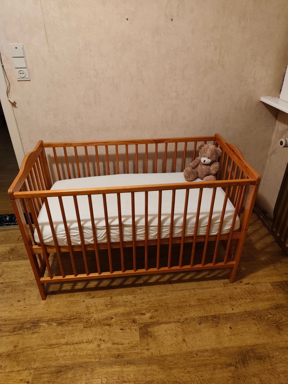 Houten babybedje, matras en beschermer., Kinderen en Baby's, Babywiegjes en Ledikanten, Ophalen