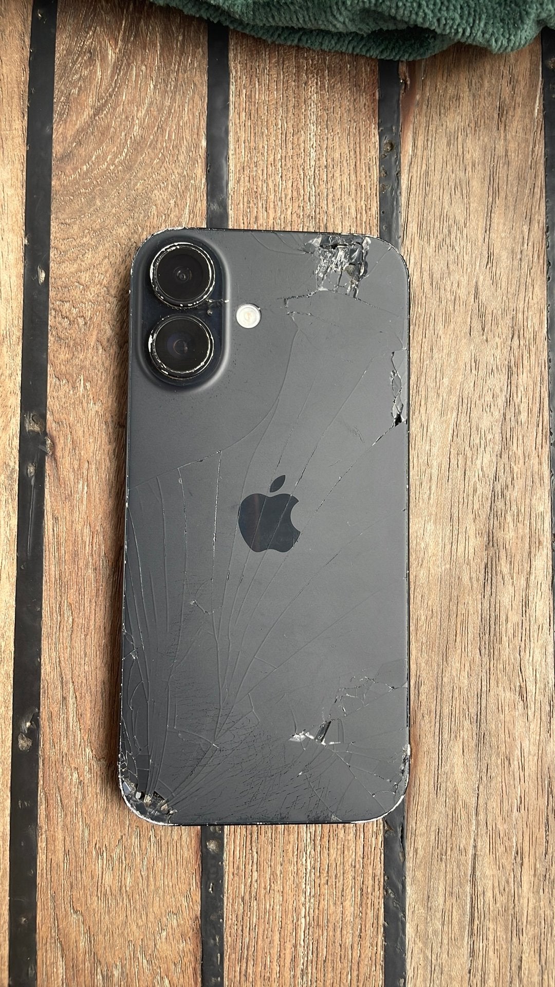 iPhone 16 kapot (scherm zwart, reageert nog wel), Telecommunicatie, Mobiele telefoons | Apple iPhone, Zwart, IPhone 16, Ophalen of Verzenden