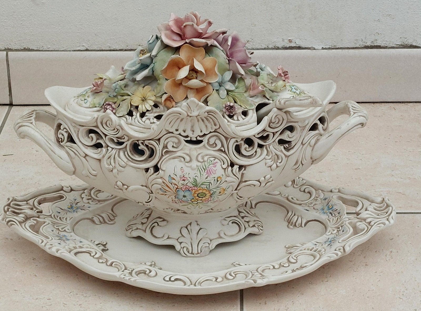 Decorative schaal met bloemen en dienblad, Antiek en Kunst, Ophalen