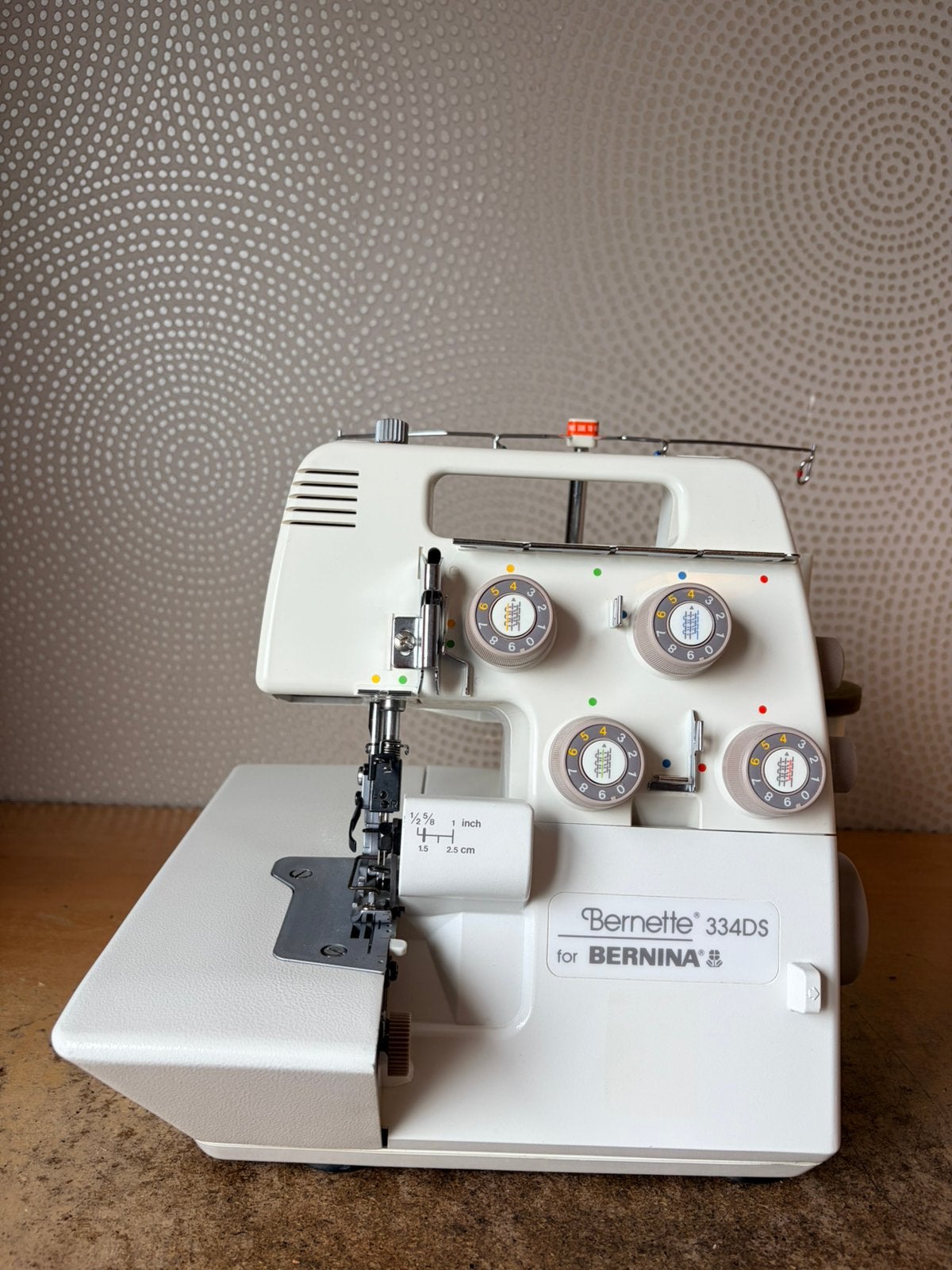 LOCKMACHINE BERNINA/BERNETTE 334DS IN NETTE STAAT, Ophalen of Verzenden, Gebruikt, Lockmachine, Bernina