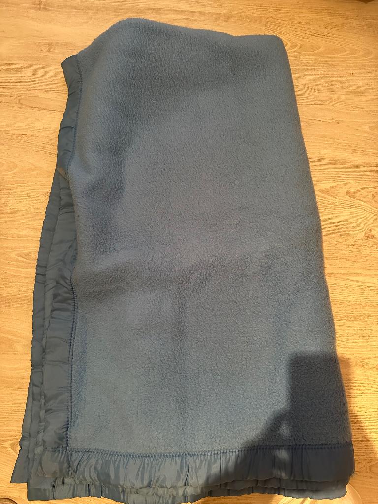 Couverture en laine bleue 2m x 2m, Enlèvement, Utilisé
