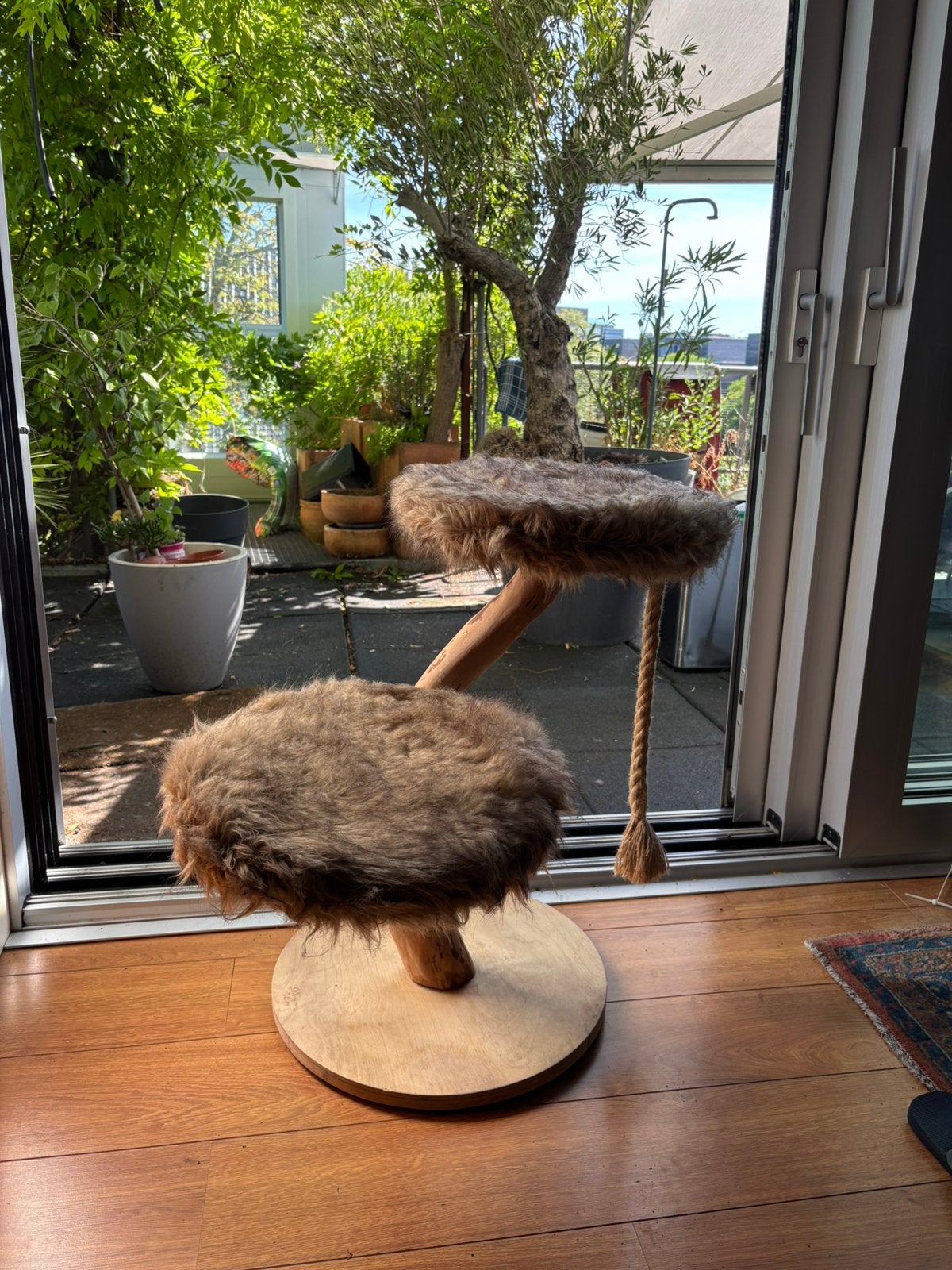 Designed by Lotte – Luxe Houten Krabpaal / Krabmeubel, Dieren en Toebehoren, Ophalen, Gebruikt, Krabpaal