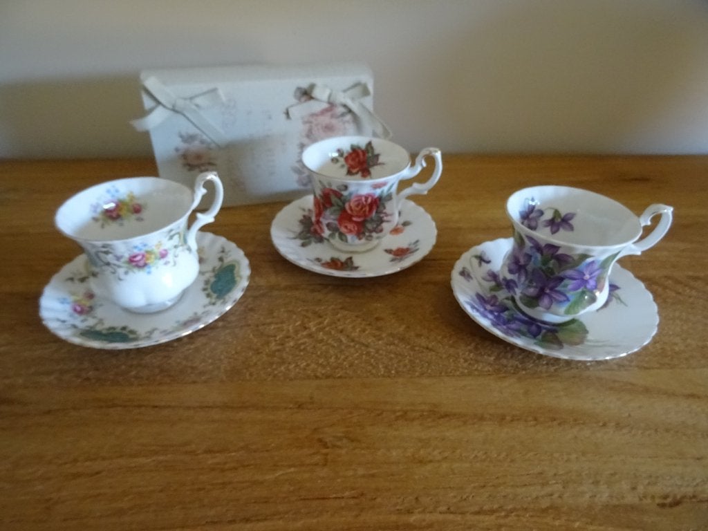 Royal Albert Bone Chine England: 3 setjes, Ophalen of Verzenden, Zo goed als nieuw, Porselein, Kop en/of schotel