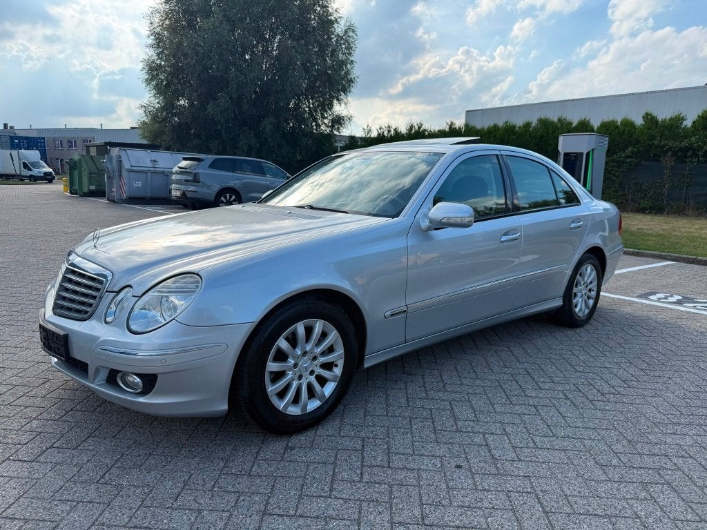 Mercedes E200 essence de 2007 98000 km en bon état, Autos, Argent ou Gris, Achat, 135 kW, Entreprise