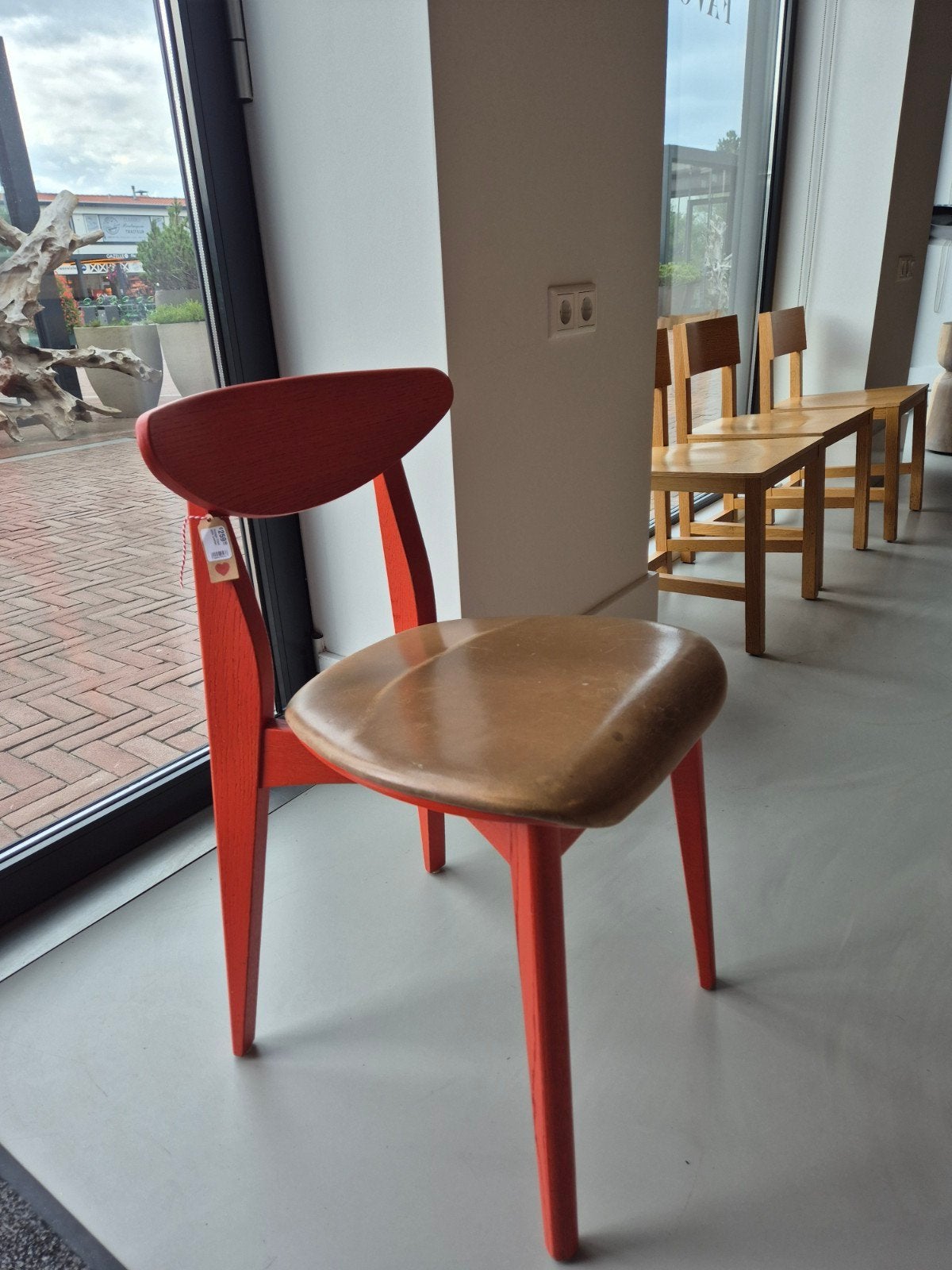 Vintage design stoel – rood-oranje/bruin, Enlèvement, Utilisé, Rouge, Bois