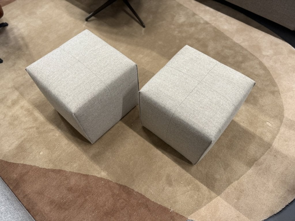 3 Nieuw Eyye Kub 47 Poef Kruk Voetenbank Synergy Stof Design, Huis en Inrichting, Zetels | Voetbanken en poefs, Minder dan 50 cm