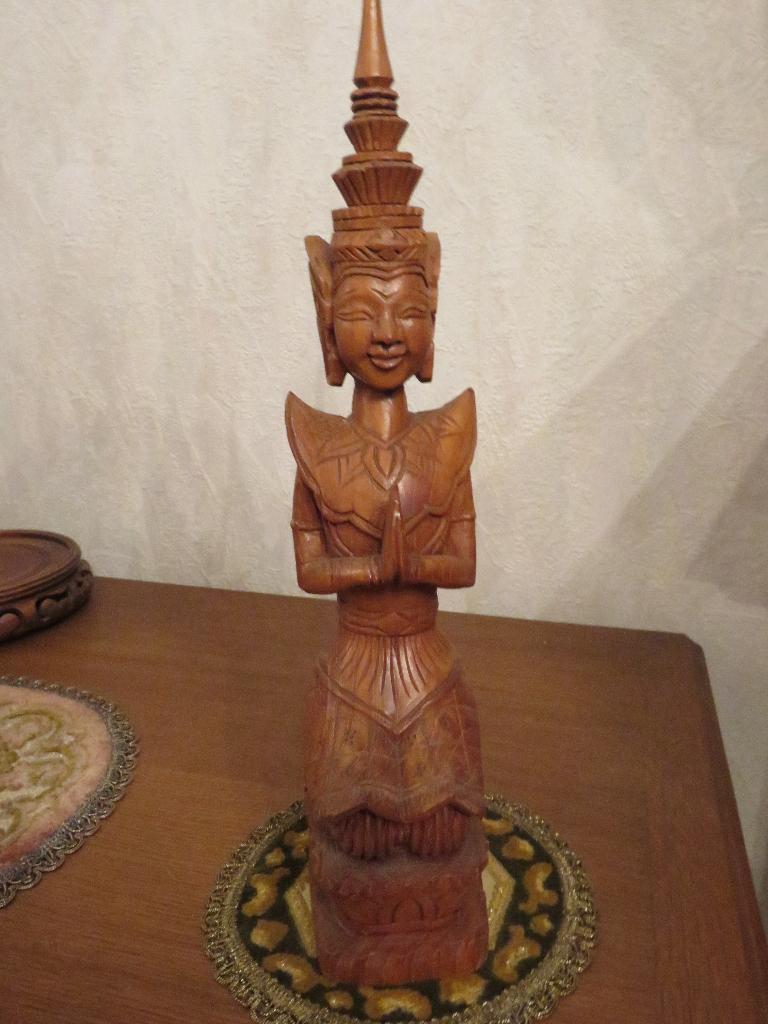 Houten Thais beeldje, Ophalen