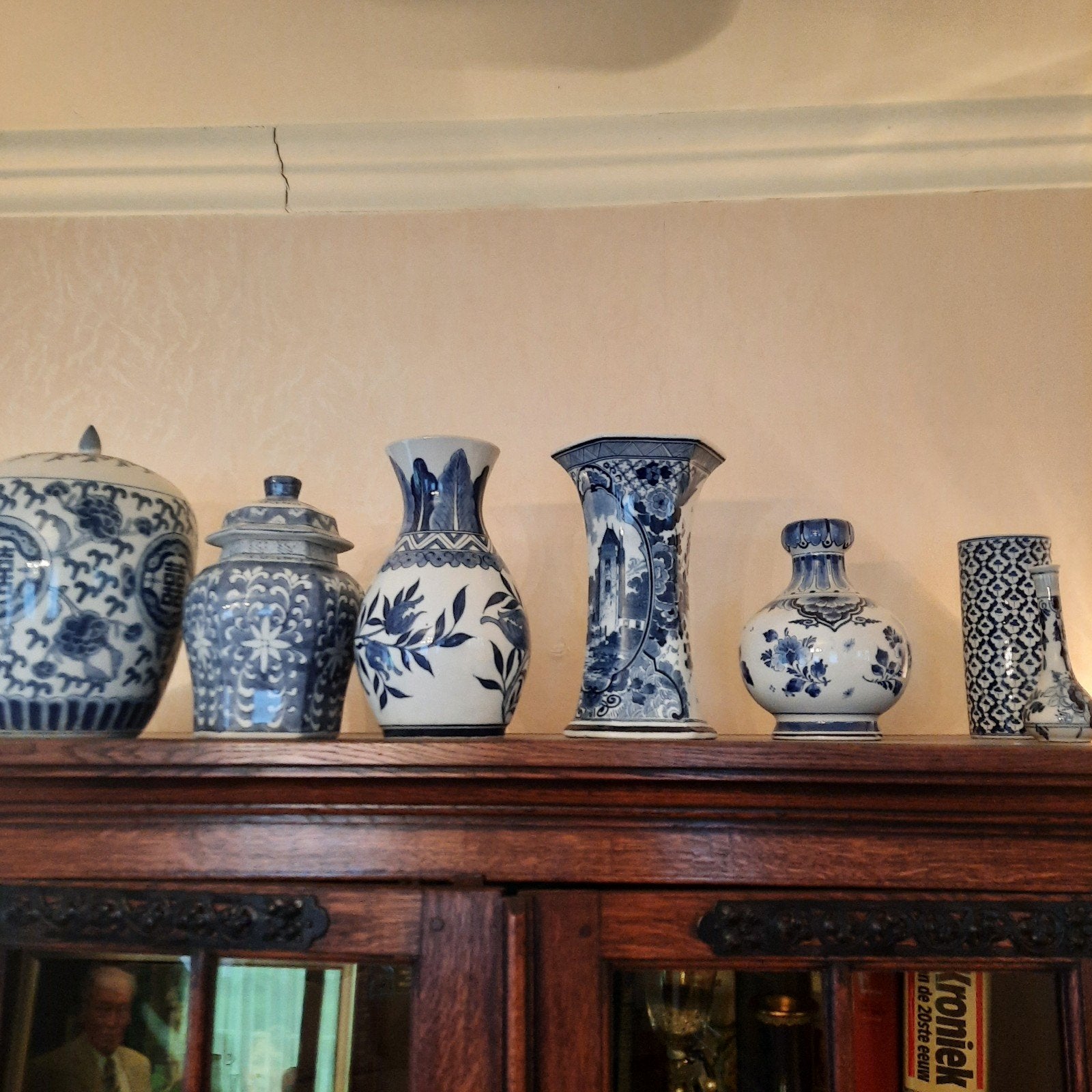 Des vases, de vrais Delfts, de vrais timbres. D'autres vases, Enlèvement
