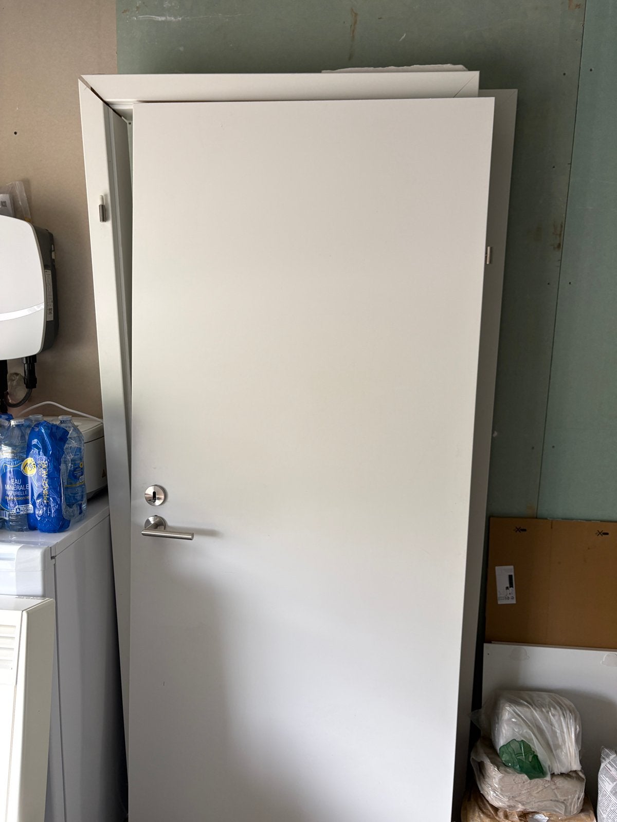 Porte quasiment neuve avec quincaillerie complète 83cm, Bricolage & Construction, Enlèvement, Comme neuf