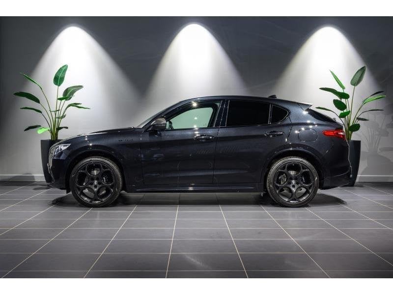 Alfa Romeo Stelvio Estrema, 1995 cc, Zwart, 4 cilinders, Zwart