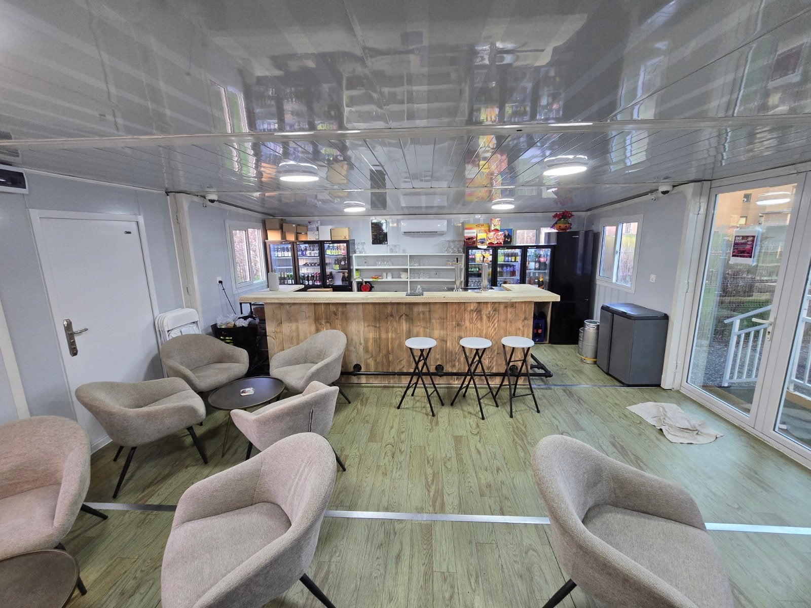 Tiny House avec Bar équipé, clim, 2 douches et 2 WC, Enlèvement