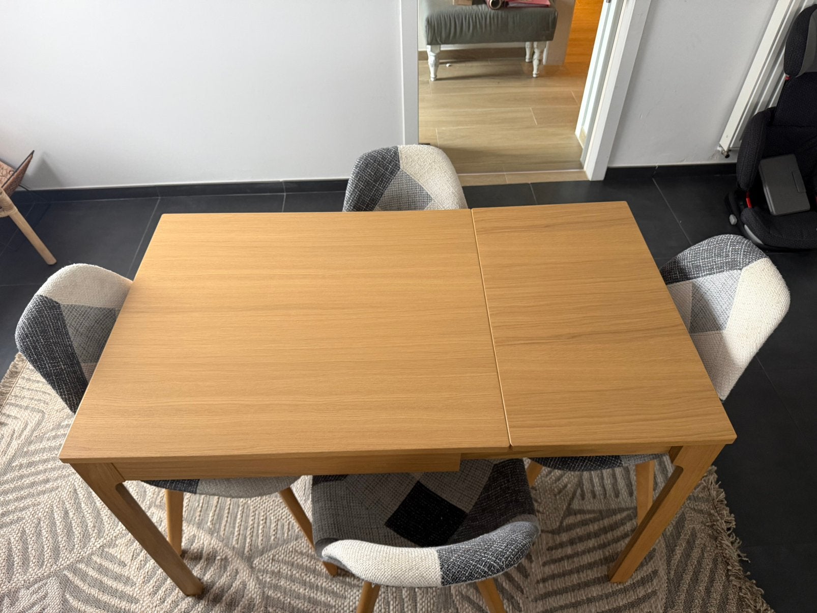 IKEA eettafel met 4 stoelen – uitschuifbaar – als nieuw, Ophalen, Zo goed als nieuw
