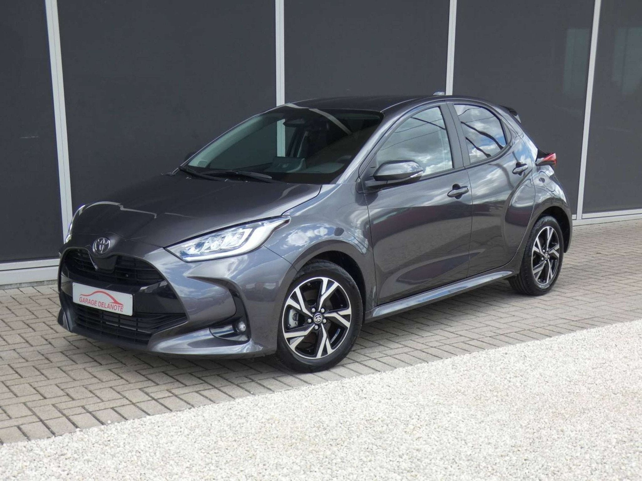 Toyota Yaris Hybrid *ICONIC* +GROOT SCHERM +GPS +Parkeercame, Auto's, 91 g/km, Stof, Gebruikt, Zwart