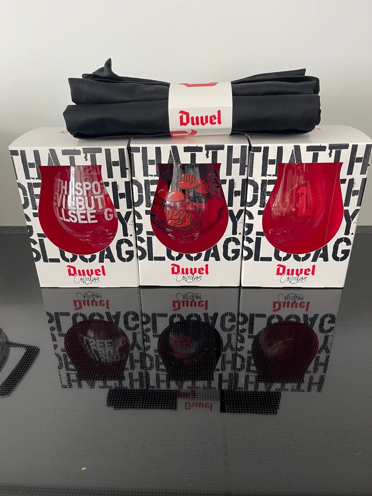 3  Duvel Collection Glazen + Originele Duvel Keukenschort!, Verzamelen, Glas en Drinkglazen, Ophalen of Verzenden, Zo goed als nieuw