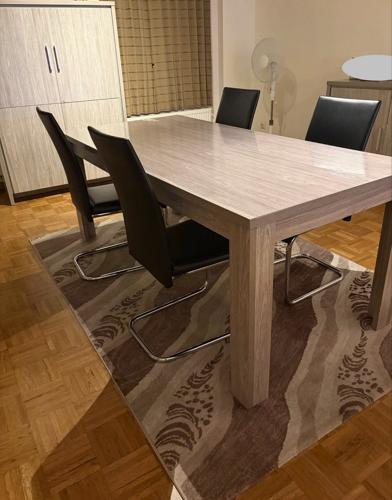 Eetkamerset: tafel, 4 stoelen, salontafel, dressoir, Enlèvement, Utilisé