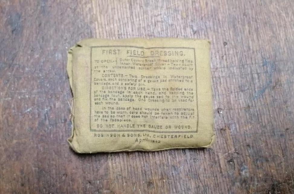 Pansement militaire GB Anglais WW2 1942, Collections, Envoi, Autres, Casque ou Béret