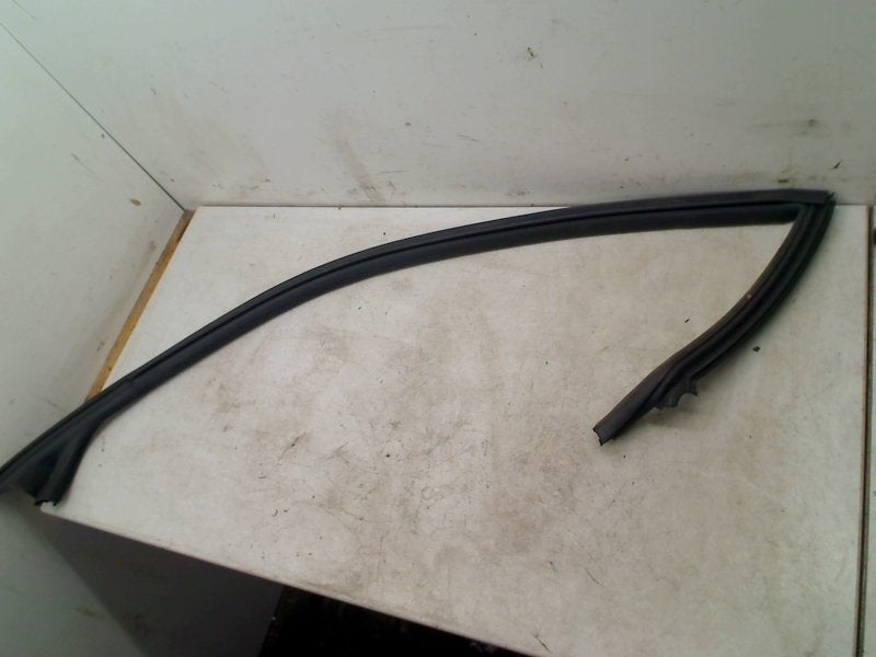 PORTIERRUBBER LINKS Scirocco (137 / 13AD) (1K8867337), Auto-onderdelen, Overige Auto-onderdelen, Volkswagen, Gebruikt