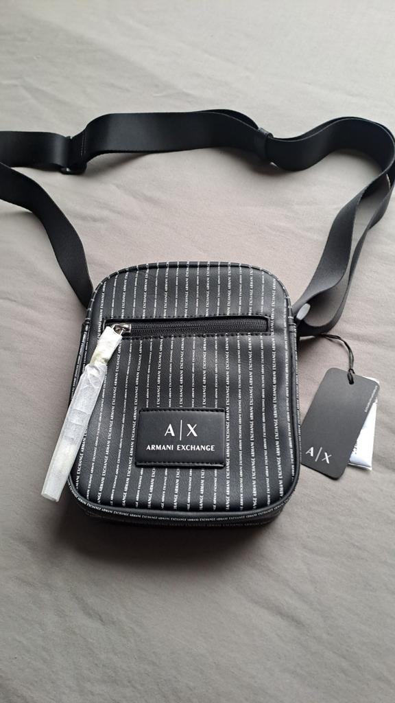 Sac à bandoulière homme Armani Neuf, Bijoux, Sacs & Beauté, Sacs | Sacs à bandoulière, Enlèvement