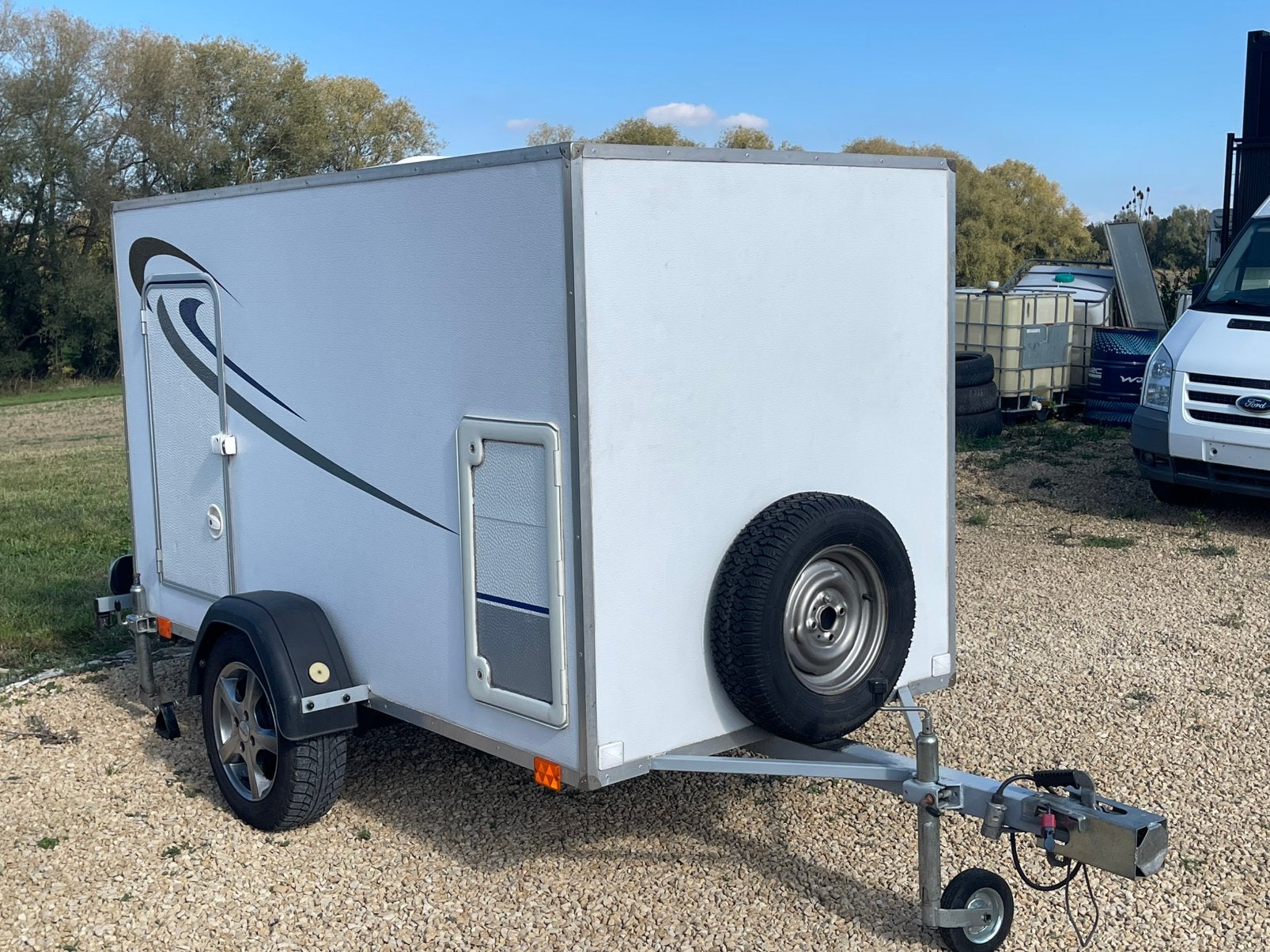 Mini-caravane aménagée2020–750 kg–Chauffage–Porte-vélo Thule, Grand lit, Roue de secours, Jusqu'à 4 m, Particulier