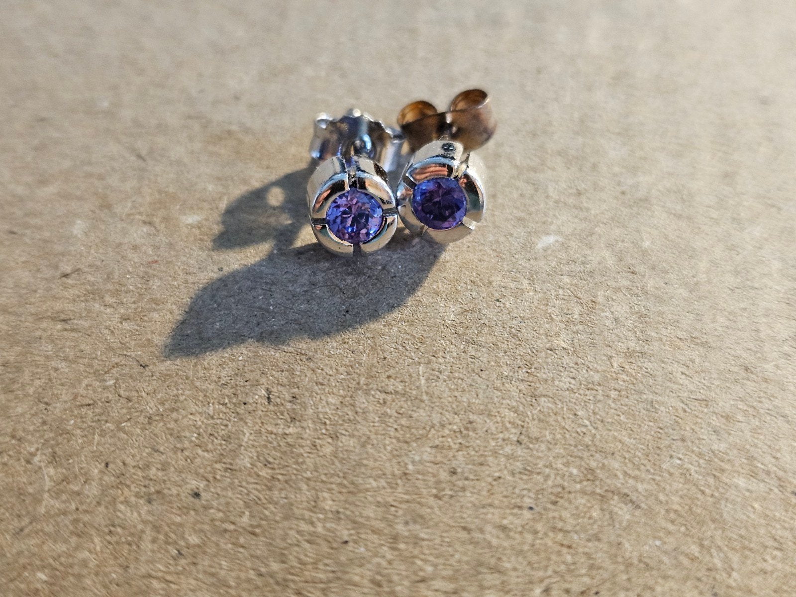 Zilveren (925) oorbellen met paarse steen, Handtassen en Accessoires, Broches, Verzenden, Zilver, Zilver