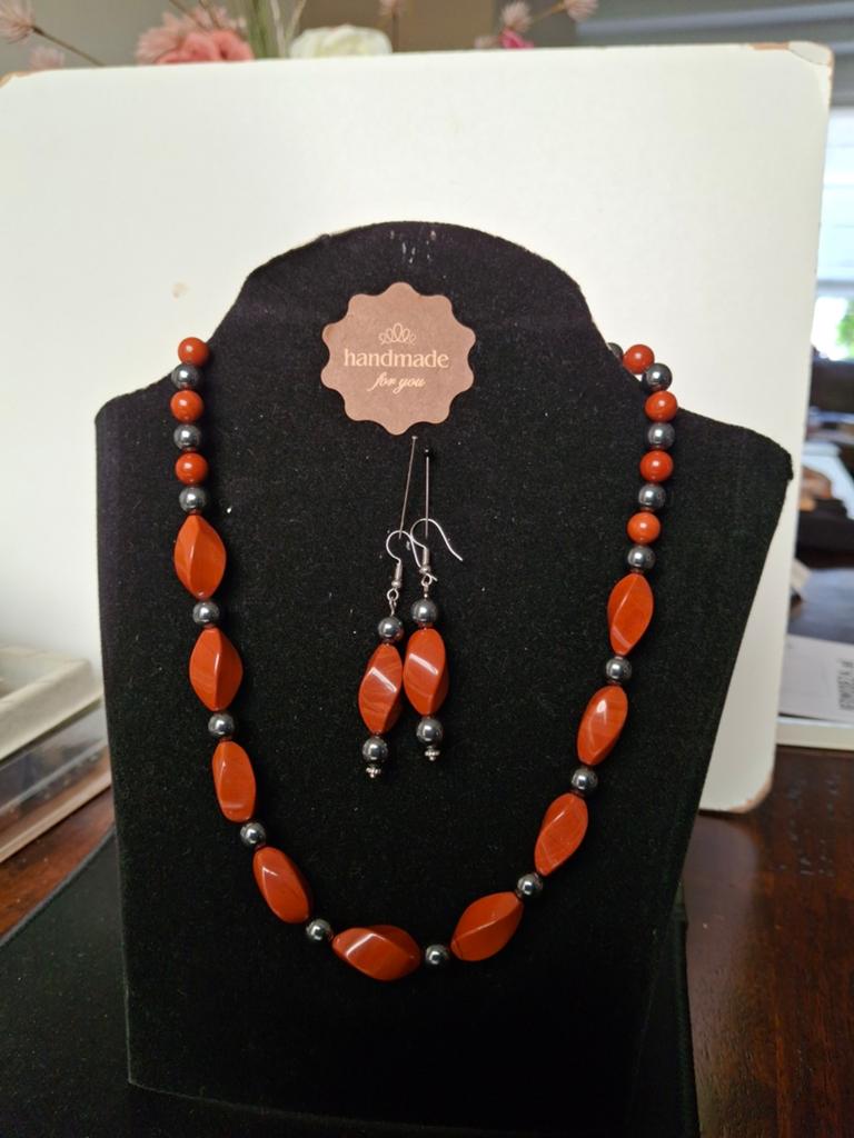 Prachtige handgemaakte ketting en oorbellen.

Vintage kralen, Ophalen of Verzenden