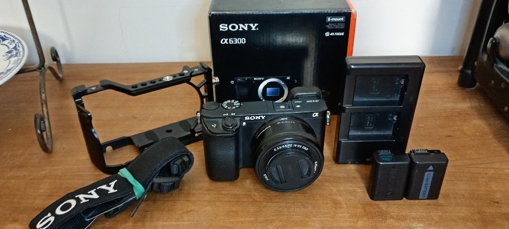 Sony a6300 met cage en 2 lenzen, Audio, Tv en Foto, Compact, Ophalen of Verzenden, Zo goed als nieuw, Sony