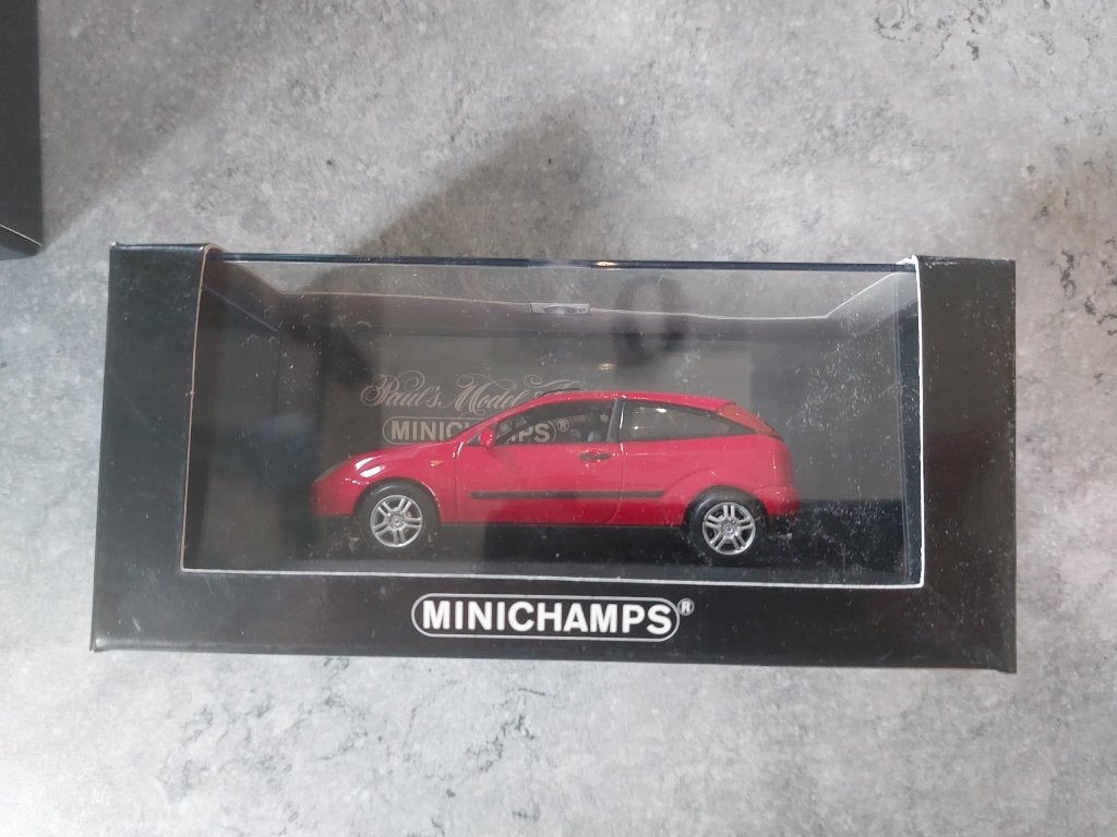 Minichamps Ford Focus 3 portes Saloon de 1998 red 1/43, Enlèvement ou Envoi, Neuf, Voiture, MiniChamps