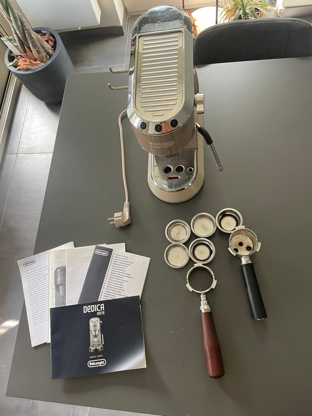Mooie Delonghi Dedica Arte, Enlèvement ou Envoi, Comme neuf, Machine à espresso, Réservoir d'eau amovible