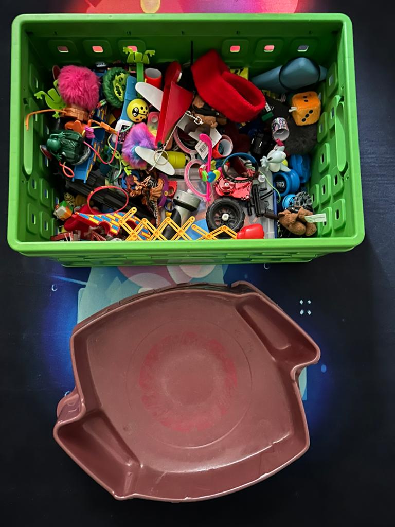 Allemaal kleine prulletjes + beyblayd bak, Ophalen