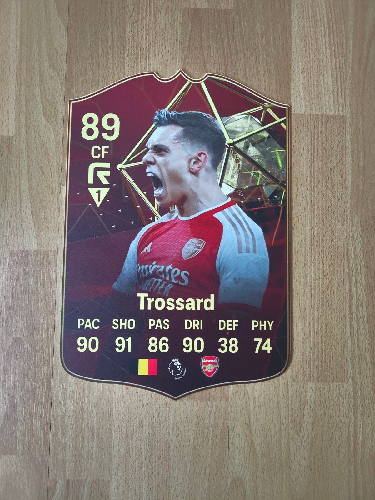 Voetbalkaartje (37cmx25cm) - Leandro Trossard / Arsenal, Ophalen, Zo goed als nieuw, Poster, Plaatje of Sticker