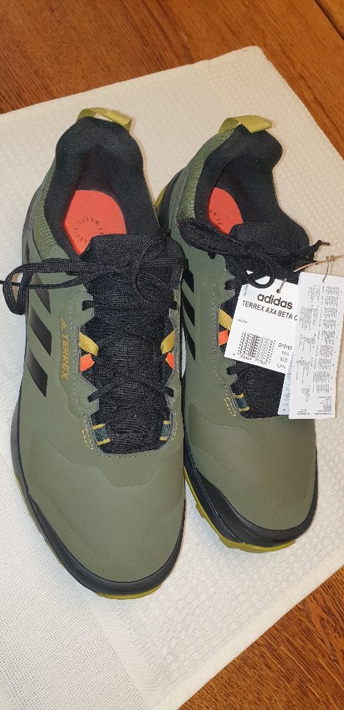 ADIDAS SPORTSCHOENEN TERREX AX4 BETA COLD DRY KHAKI 44/45., Ophalen, Nieuw, Sportschoenen