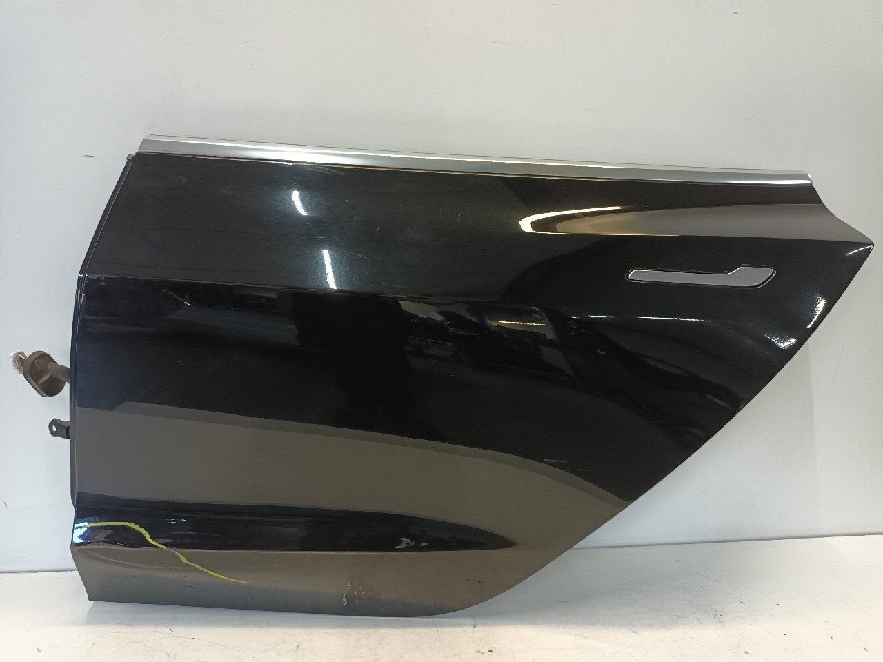 Portier links achter Tesla Model 3, Onderdelen@venauto.nl, Van der Ven Autorecycling B.V., Ettenseweg 76, 4706 PB Roosendaal, The Netherlands