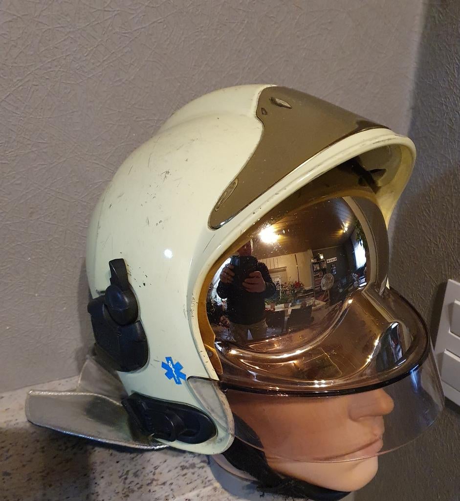 Oude gebruikte brandweerhelm gallet msa, Ophalen