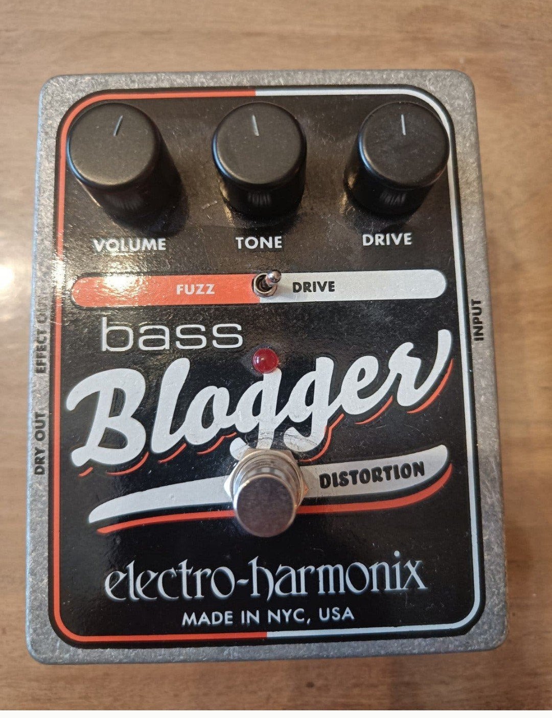 Ehx Bass Blogger + adapter, Enlèvement ou Envoi, Comme neuf, Distortion, Overdrive ou Fuzz