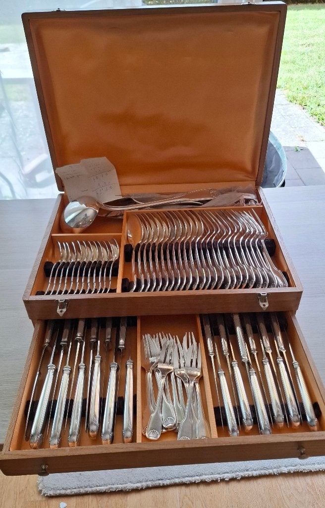 Ménagère prestige ORBRILLE métal argenté "Coquille" 76pièces, Antiquités & Art, Enlèvement
