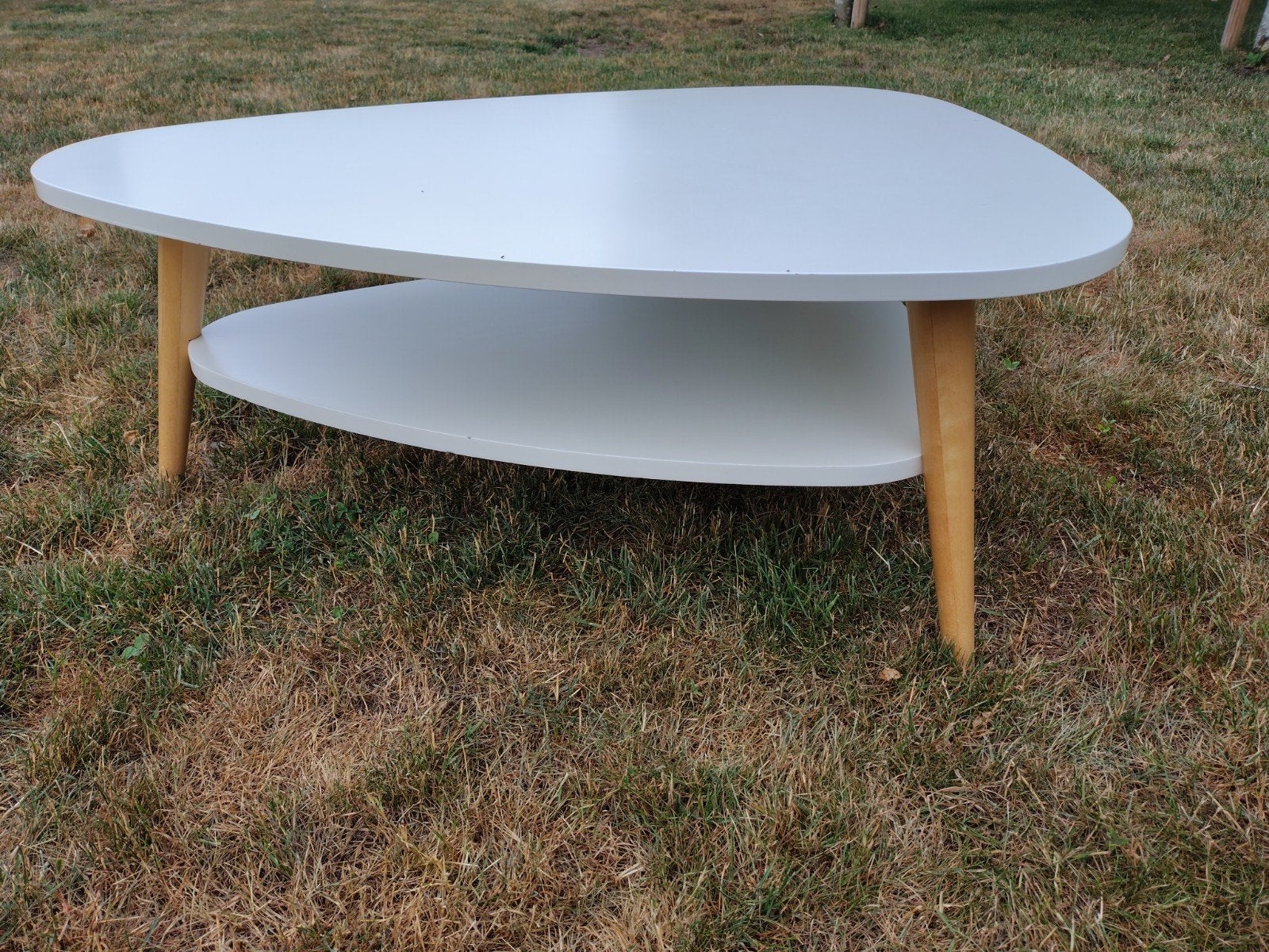 Witte salontafel, houten poten. Quilda la redoute, Enlèvement