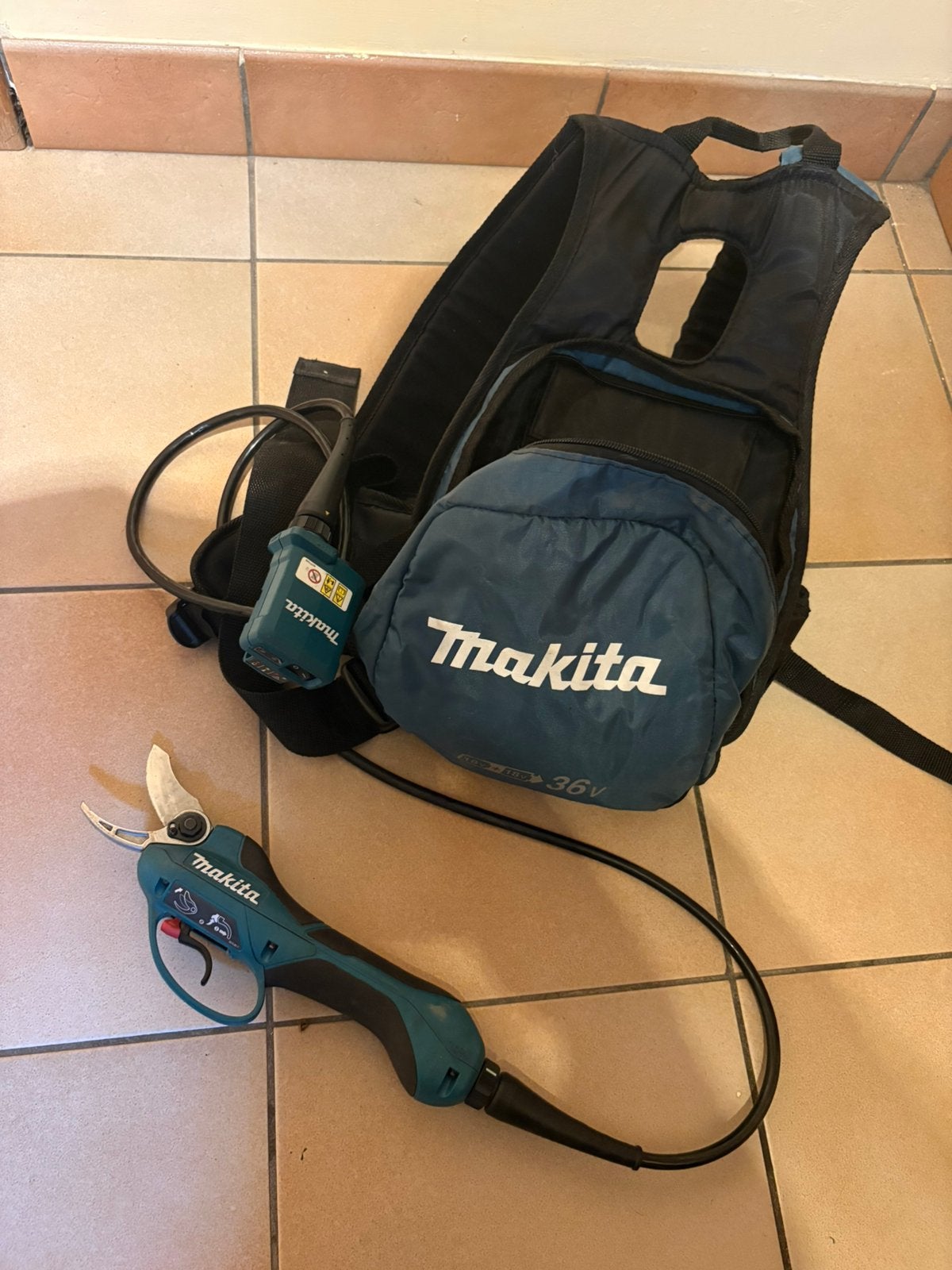 Makita accu snoeischaar DUP362Z 18V+18V, Enlèvement ou Envoi, Utilisé, 30 à 39 mm