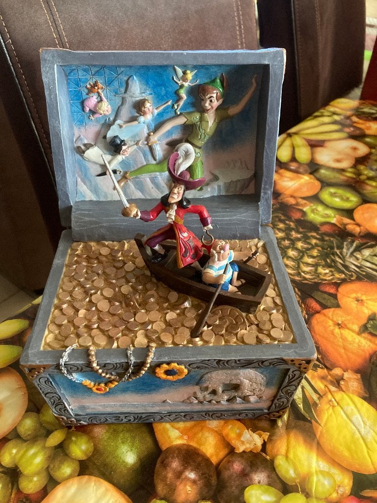 Disney Traditions - Peter Pan Treasure Chest Scene, Collections, Enlèvement ou Envoi, Peter Pan ou Pinocchio, Neuf, Statue ou Figurine