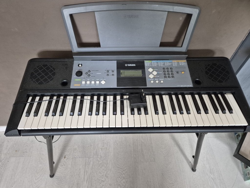 Yamaha PSR-E233 keyboard 61 toetsen + standaard en adapter, Muziek en Instrumenten, Keyboards, Ophalen, Gebruikt, 61 toetsen, Yamaha