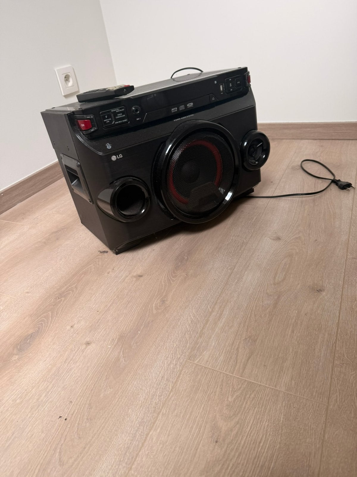 LG OM4560 bluetooth speaker (220 W RMS), Ophalen, Zo goed als nieuw, Radio