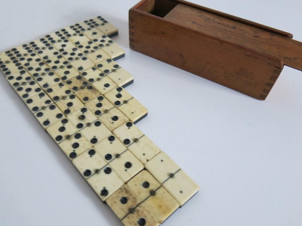 Jeu de dominos en bone/ébène vers 1900, Enlèvement ou Envoi