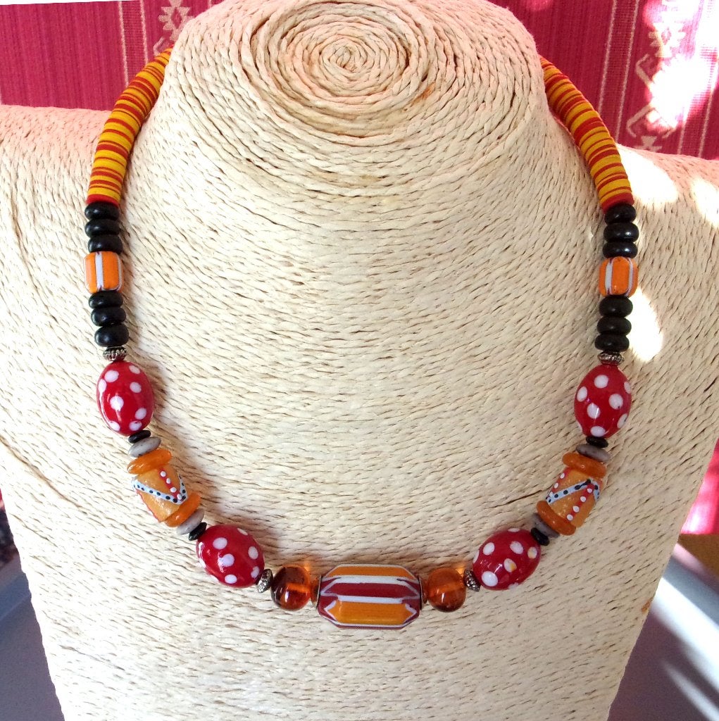 Collier africain orange et rouge femme en verre artisanal, Bijoux, Sacs & Beauté, Colliers, Neuf, Autres matériaux, Orange, Enlèvement ou Envoi